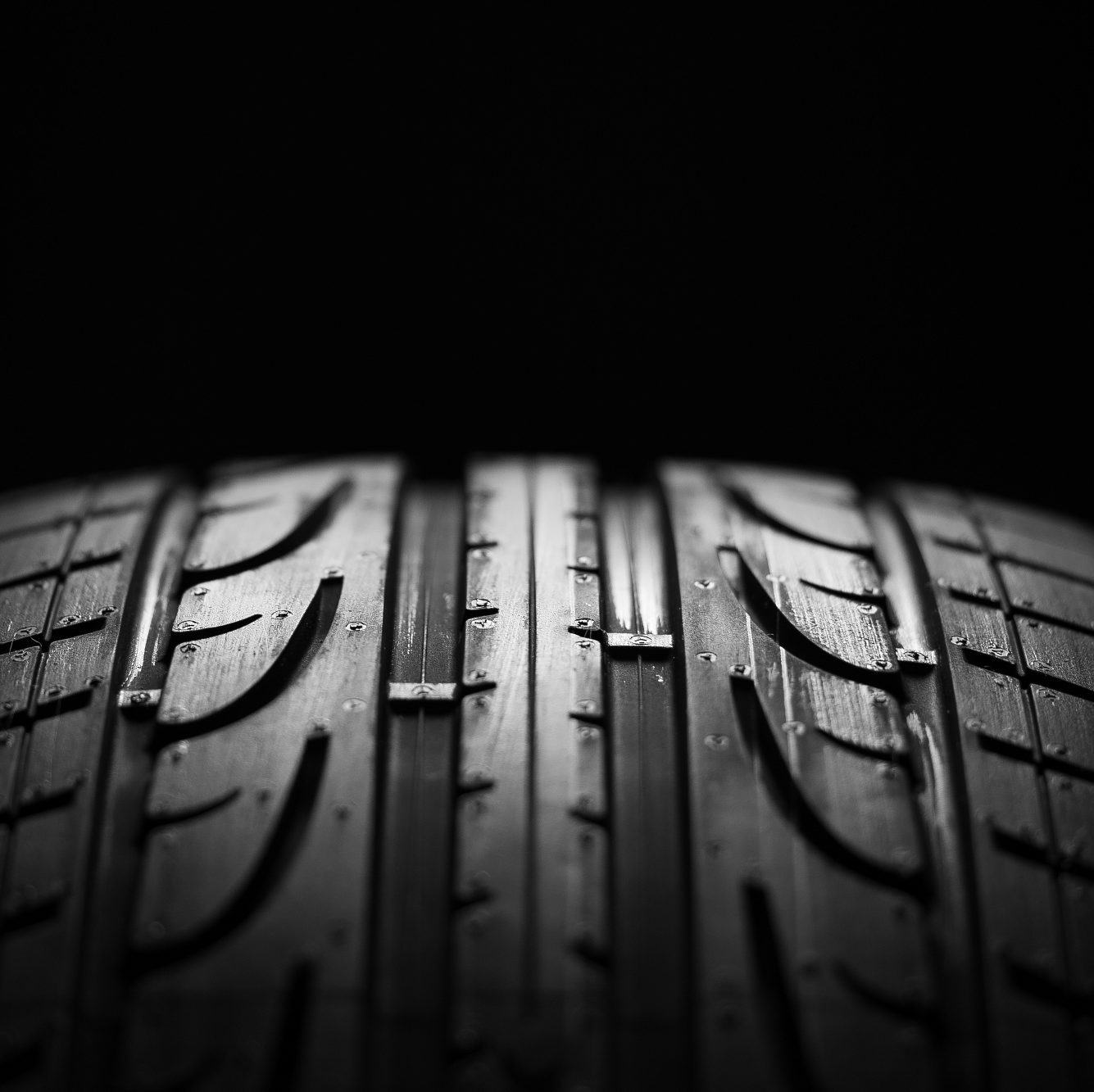 tire tread pattern close up picjumbo com e1557082741824